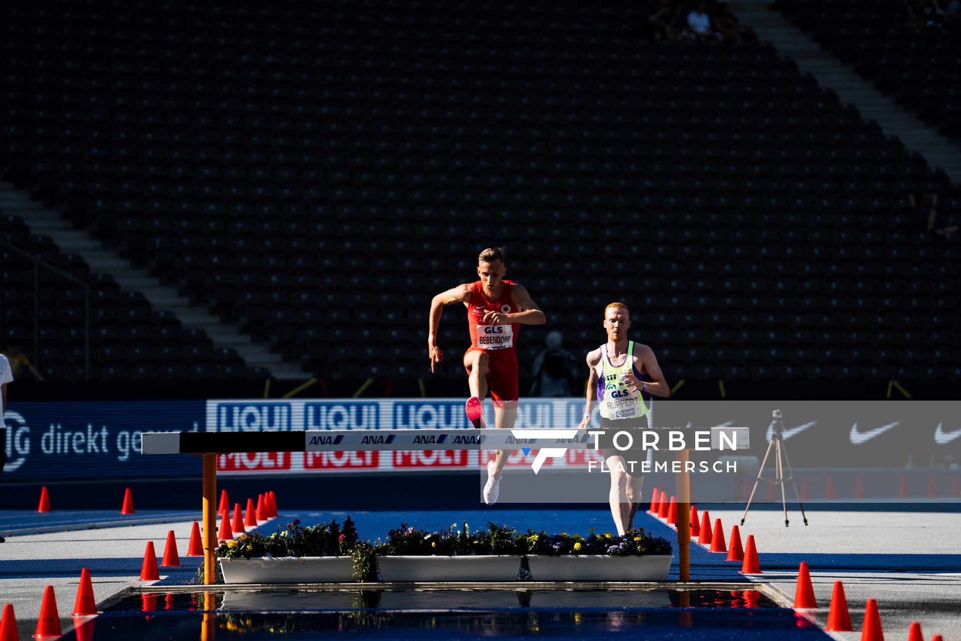 Karl Bebendorf (Dresdner SC 1898) und Frederik Ruppert (SC Myhl LA) ueber 3000m Hindernis waehrend der deutschen Leichtathletik-Meisterschaften im Olympiastadion am 26.06.2022 in Berlin